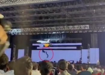 Imágenes sensibles: Director ejecutivo quiso hacer una entrada de lujo en la fiesta de la empresa, pero acabó muerto