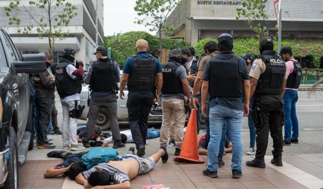 Al menos 10 personas muertas en la ola de violencia en Ecuador