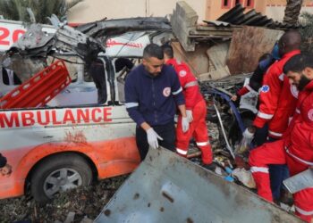 Israel lleva a cabo ataques aéreos y terrestres en el centro y sur de Gaza