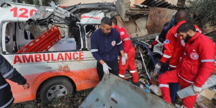 Israel lleva a cabo ataques aéreos y terrestres en el centro y sur de Gaza