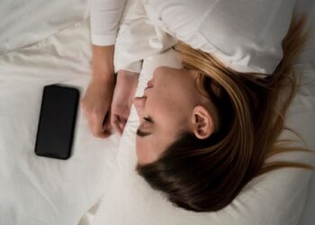 ¿Qué pasa si me duermo con el celular debajo de la almohada?