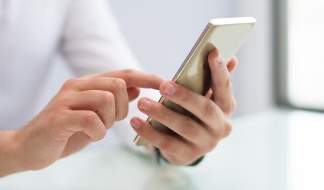 Cómo evitar que te espíen desde tu celular: esta es la regla de oro