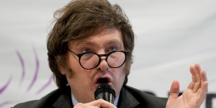 Milei cuestiona oposición a sus reformas en semana clave donde enfrenta la primera huelga