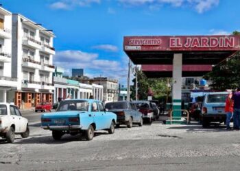 Cubanos se agolpan en las gasolineras antes de que los precios se quintupliquen