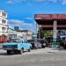 Cubanos se agolpan en las gasolineras antes de que los precios se quintupliquen