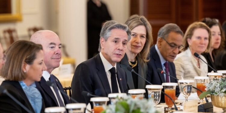 Acuerdos de alto nivel entre EEUU y México establecen continuar controlando la frontera para detener la inmigración irregular.