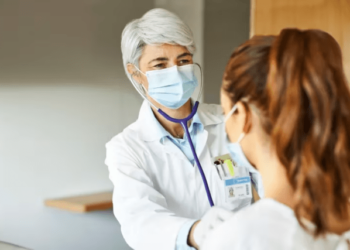 Hospitales en EEUU retoman el uso obligado de mascarillas ante aumento de casos de Covid y gripe