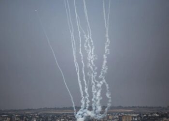 Milicias de Gaza lanzaron ráfagas de cohetes contra Israel justo al comenzar el año nuevo