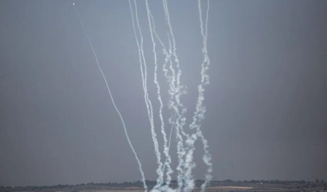 Milicias de Gaza lanzaron ráfagas de cohetes contra Israel justo al comenzar el año nuevo