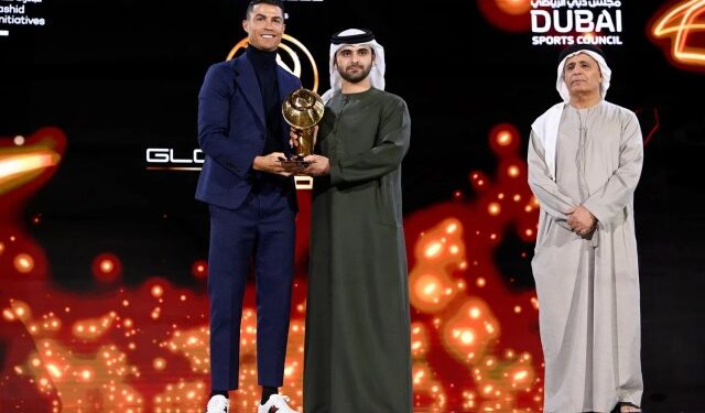 Cristiano Ronaldo superó a Lionel Messi y se llevó un premio que le rinde honor a Diego Maradona