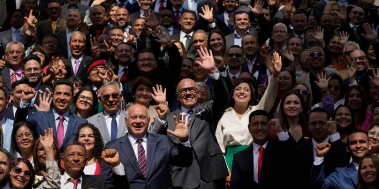 Las 5 principales noticias de Venezuela hoy: se instalan parlamentos del chavismo y la oposición. Y más