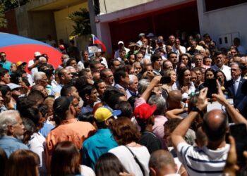 EEUU restablecerá sanciones a Venezuela si candidata opositora es excluida: funcionario