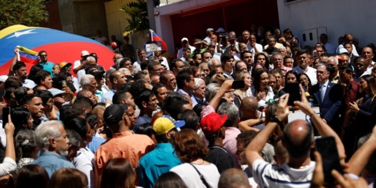 EEUU restablecerá sanciones a Venezuela si candidata opositora es excluida: funcionario