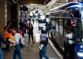 La Casa Blanca y dirigentes republicanos negocian medidas de seguridad fronteriza.