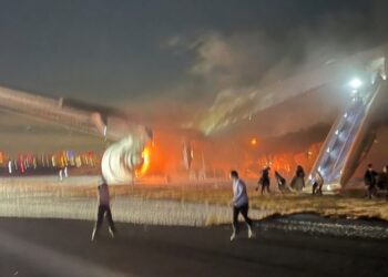 «Fue un milagro»: cómo escaparon los pasajeros de una bola de fuego de avión incendiado en aeropuerto de Tokio
