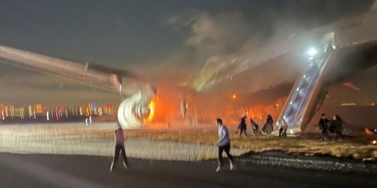«Fue un milagro»: cómo escaparon los pasajeros de una bola de fuego de avión incendiado en aeropuerto de Tokio