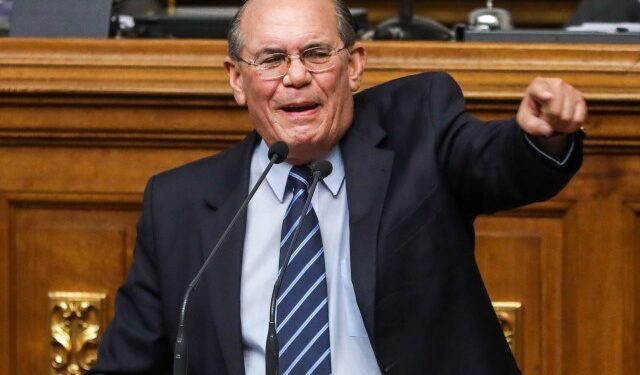 Omar González exige que Maduro deje de huir y se mida con María Corina Machado