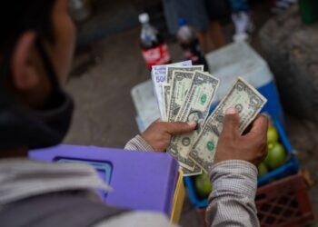 Estiman que la economía venezolana cayó 0,7% y el consumo privado descendió 4% en 2023