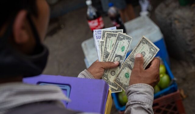 Estiman que la economía venezolana cayó 0,7% y el consumo privado descendió 4% en 2023