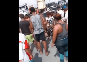 Habitantes de Boca de Aroa no arrugaron ante la GNB y trancaron la vía Morón-Coro por fallas eléctricas (VIDEO)