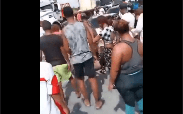 Habitantes de Boca de Aroa no arrugaron ante la GNB y trancaron la vía Morón-Coro por fallas eléctricas (VIDEO)