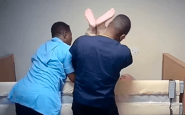 Una cámara oculta muestra los abusos que sufrió una abuelita en un centro de cuidado (Imágenes sensibles)