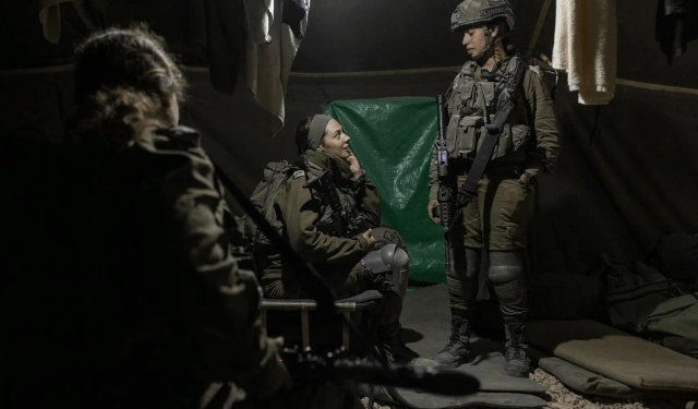 NY Times: Mujeres israelíes combaten por primera vez en el frente de batalla en Gaza