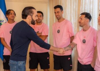 LA FOTO: El saludo entre Nayib Bukele y Leo Messi en El Salvador