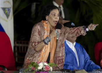Reconocida escritora nicaragüense asegura que esposa de Ortega busca “convertirse en sacerdotisa de una Iglesia inventada por ella”