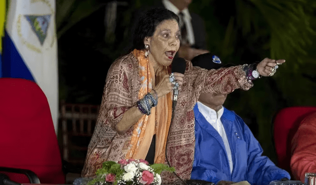 Reconocida escritora nicaragüense asegura que esposa de Ortega busca “convertirse en sacerdotisa de una Iglesia inventada por ella”