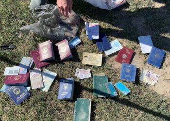 Congresista de EEUU compartió una FOTO de pasaportes abandonados en la frontera y un detalle se volvió VIRAL