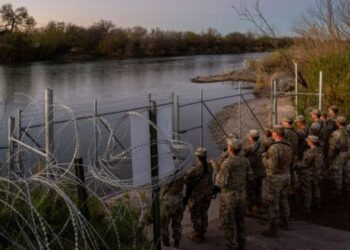 Autoridades de Texas comienzan a detener a migrantes en un parque público cerca de la frontera sur