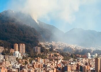 Más de 31 incendios forestales arden por toda Colombia y se ciernen sobre Bogotá