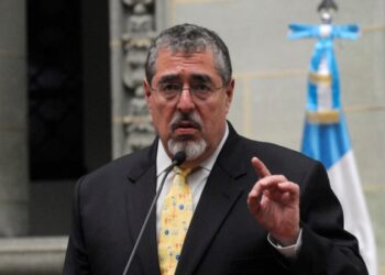 Arévalo se compromete a no «perseguir judicialmente» a la prensa