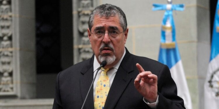 Arévalo se compromete a no «perseguir judicialmente» a la prensa