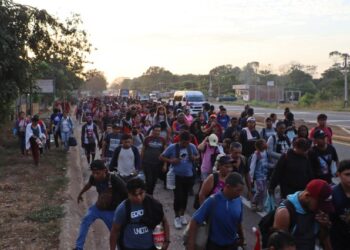 Caravana de dos mil migrantes que incluye venezolanos salió de la frontera sur de México