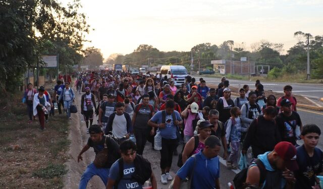 Caravana de dos mil migrantes que incluye venezolanos salió de la frontera sur de México
