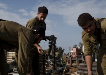 Israel dice estar cerca de lograr control operacional del norte de Gaza, combates continúan en el sur