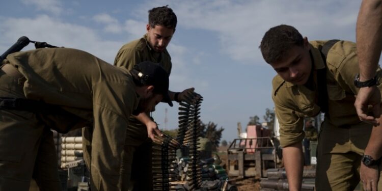 Israel dice estar cerca de lograr control operacional del norte de Gaza, combates continúan en el sur