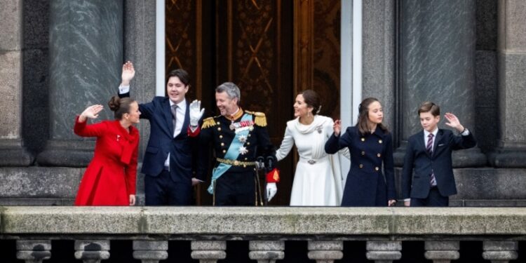 El rey Federico X asume el trono de Dinamarca aclamado por multitud