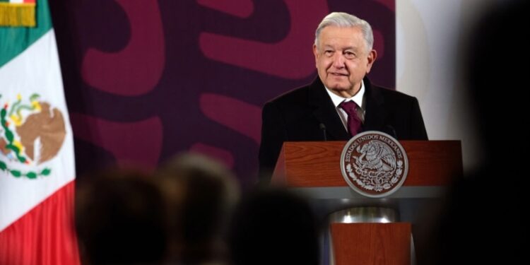 Presidente mexicano niega financiamiento del narcotráfico a su campaña, como reportó medio de EEUU