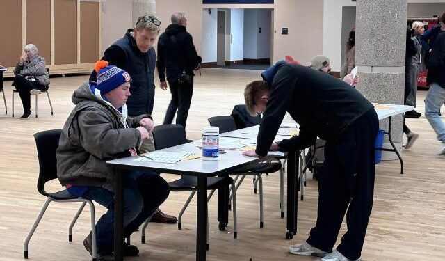 Arrancaron los caucus de Iowa, primera cita de las elecciones presidenciales de EEUU