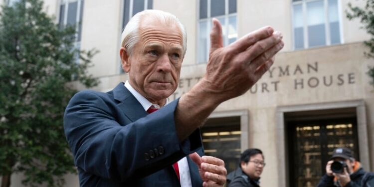 Antiguo asesor del expresidente Trump condenado a 4 meses de prisión por desacato