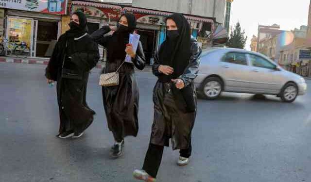 Talibanes impiden el trabajo y los servicios a mujeres solteras sin acompañantes hombres