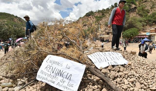 Tensión en Bolivia: seguidores de Evo Morales trancan vías y habitantes temen a posible escasez de alimentos