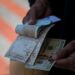 El bolívar comenzó el 2024 con una leve recuperación del 0,25 % frente al dólar