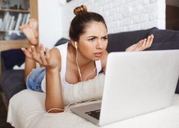 Estaba en una videollamada, pensó que su cámara estaba apagada y vivió un momento incómodo (VIDEO)