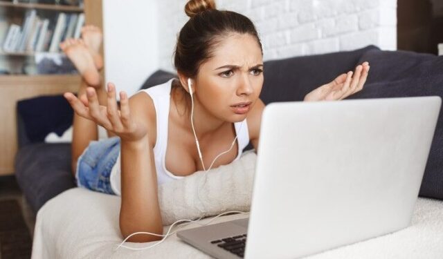 Estaba en una videollamada, pensó que su cámara estaba apagada y vivió un momento incómodo (VIDEO)