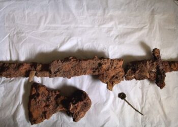 Descubren espada vikinga con una “inscripción misteriosa” en un río de Polonia