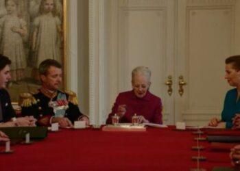 El momento de la firma de la abdicación de Margarita II en favor de su hijo, Federico X (VIDEO)